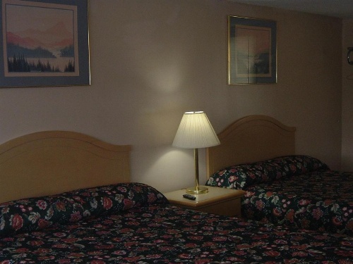 Fels Three Crown Motel image 10