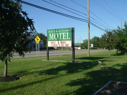 Fels Three Crown Motel image 19