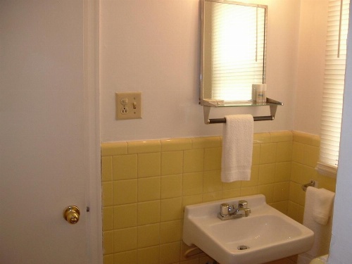 Fels Three Crown Motel image 5